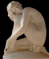 Statue femme nue pensive