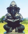 Ganesh assis avec livre